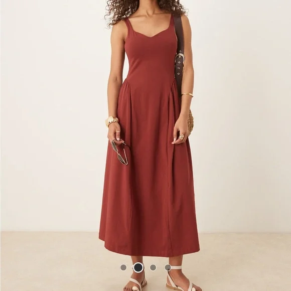 Elegant Sleeveless Dress in Rich Burgundy - Picture 2 of 4
